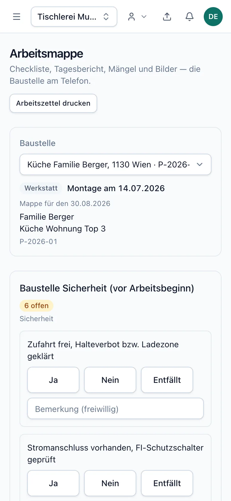Arbeitsmappe am Handy mit Baustelle, Montagetermin und Sicherheits-Checkliste